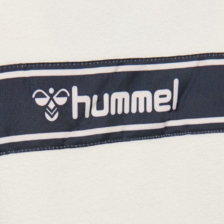 Hummel alma fleece genser closeup logo bak